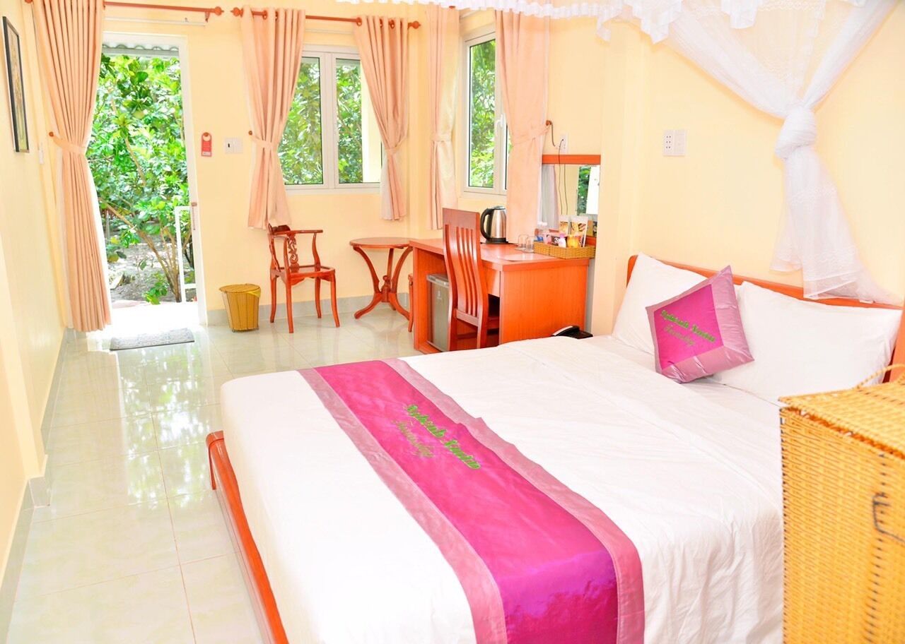 Escritorio, espacio para trabajar con laptop y wifi gratis 