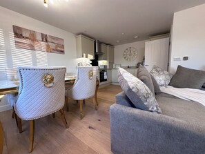 TV - 2 bed modern town house (Oxfordshire)
