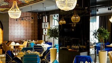Petit déjeuner, déjeuner et dîner servis sur place