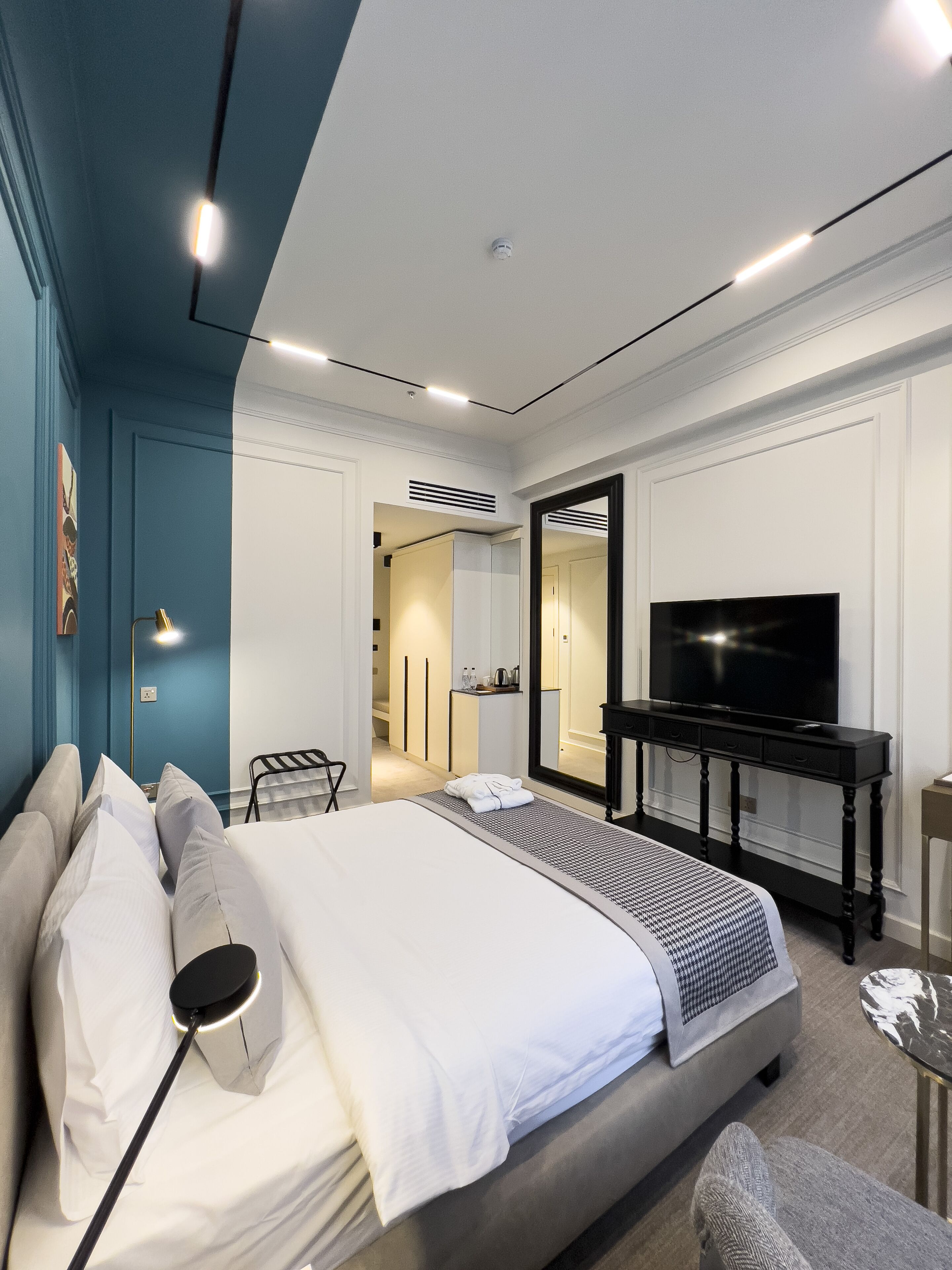 Minibaari, tallelokero huoneessa, työpöytä