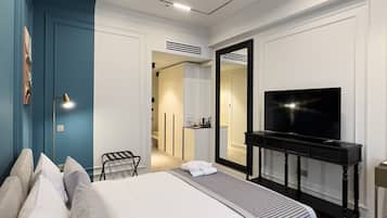 Minibar, caja de seguridad en la habitación y escritorio