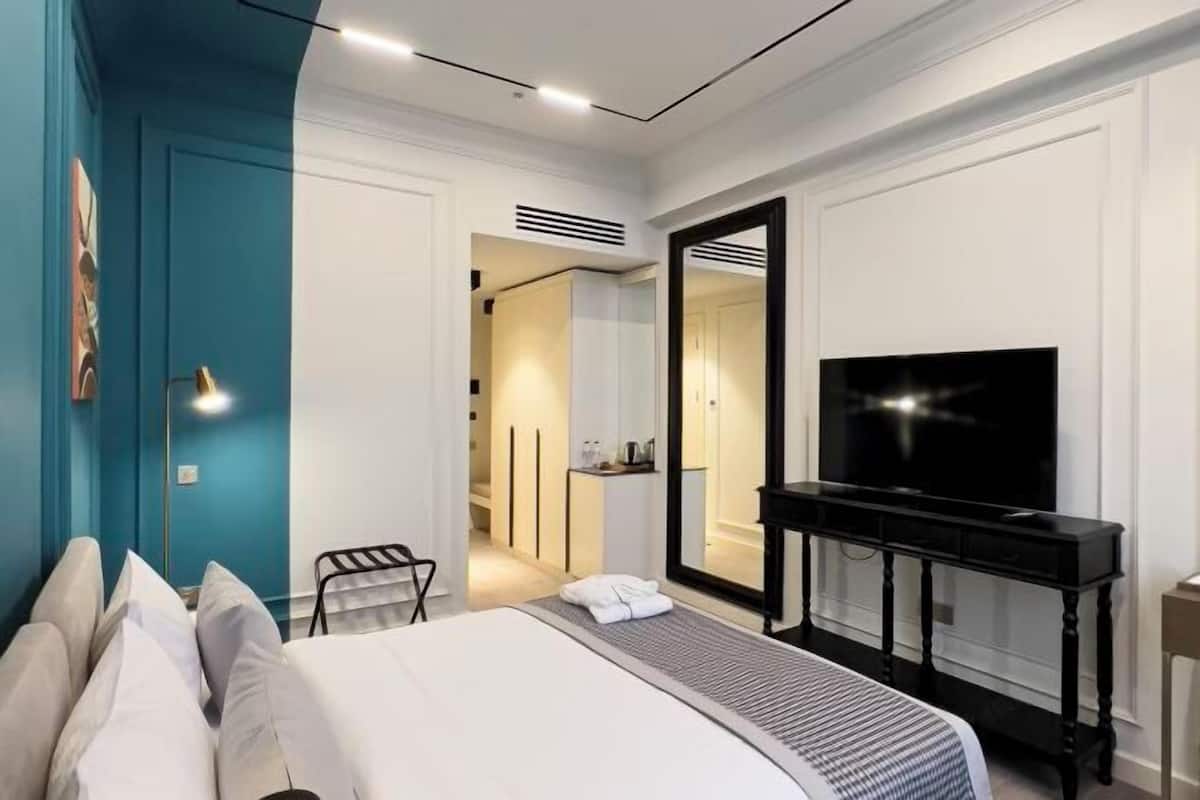 Minibar, in-room safe, desk, laptop workspace