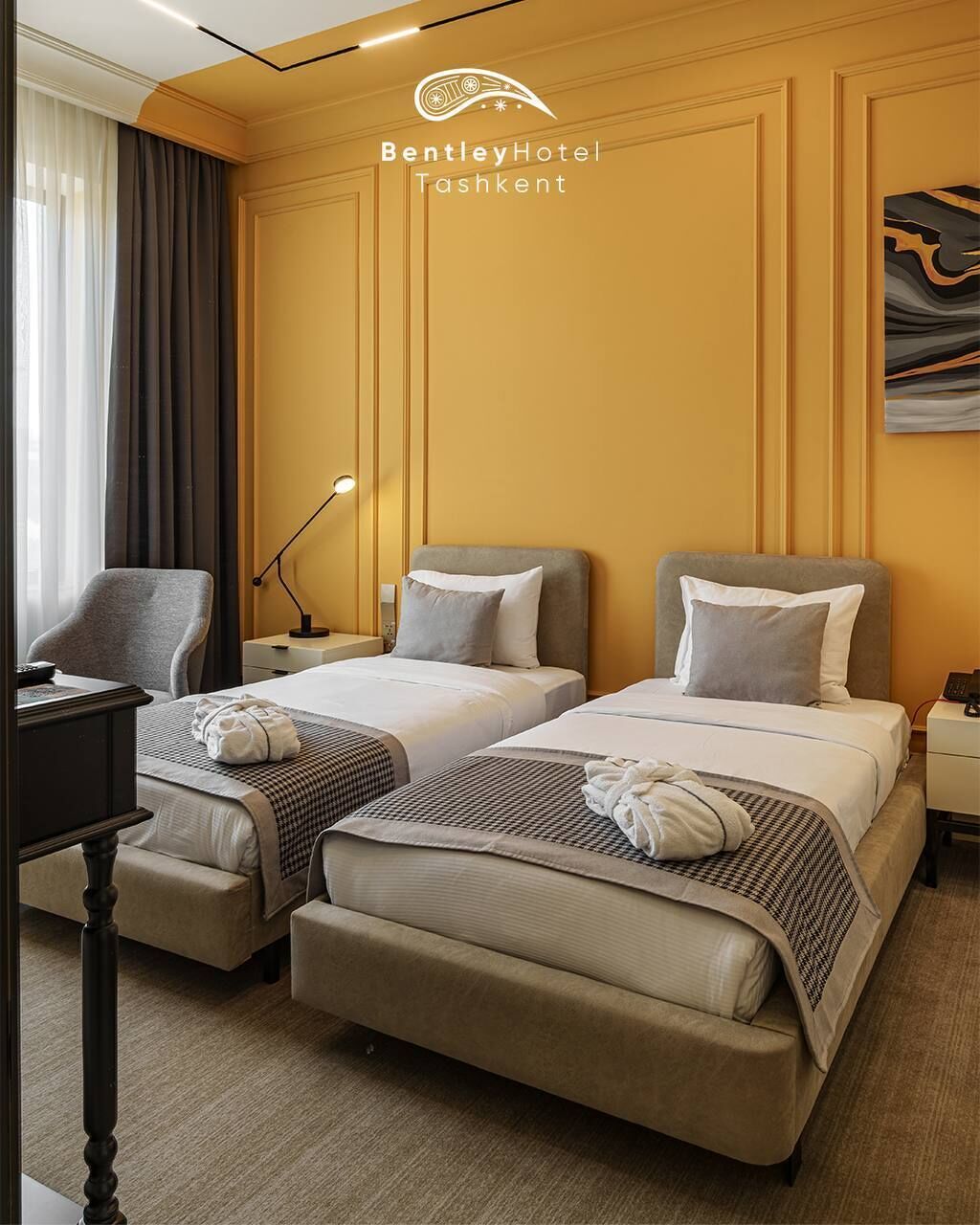 標準雙床房 | 迷你吧、客房內保險箱、書桌、筆電工作空間