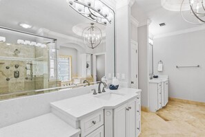 Een douche, een haardroger, handdoeken