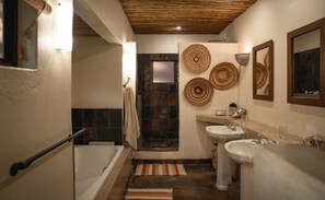 Bathroom - Mashatu Lodge - Mashatu Game Reserve (Lentswelemoriti)