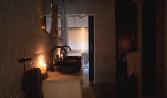 Luxury Suite | Bathroom | Separate tub and shower, free toiletries, hair dryer, towels