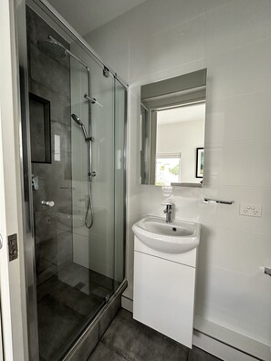 Dusche, Haartrockner, Handtücher, Seife