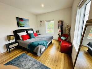 2 sovrum, skrivbord, strykjärn/strykbräda och resesäng