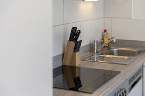 Kjøleskap, ovn, kokeplater og oppvaskmaskin