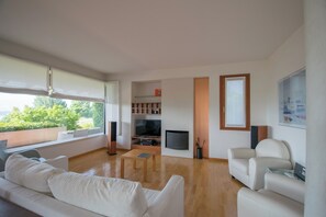 Villa, eigener Pool, Seeblick | Wohnbereich