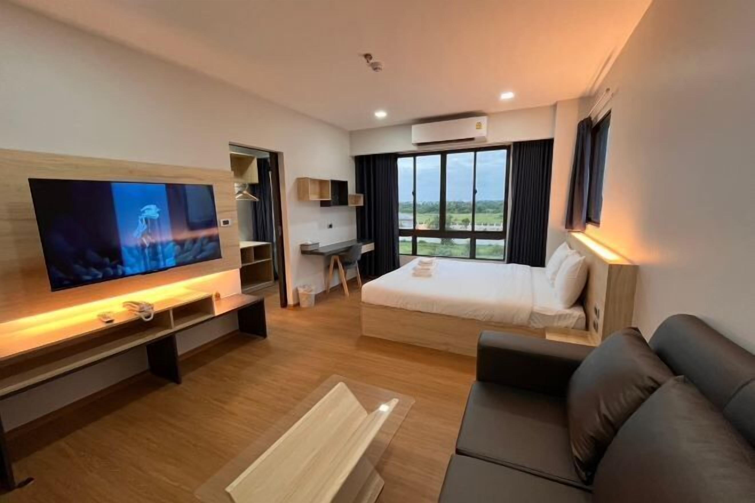 1 Schlafzimmer, individuell dekoriert, laptopgeeigneter Arbeitsplatz