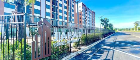 Un moderno edificio de hotel con un cartel que dice 'JIAHAUS HOTEL APARTMENT'.