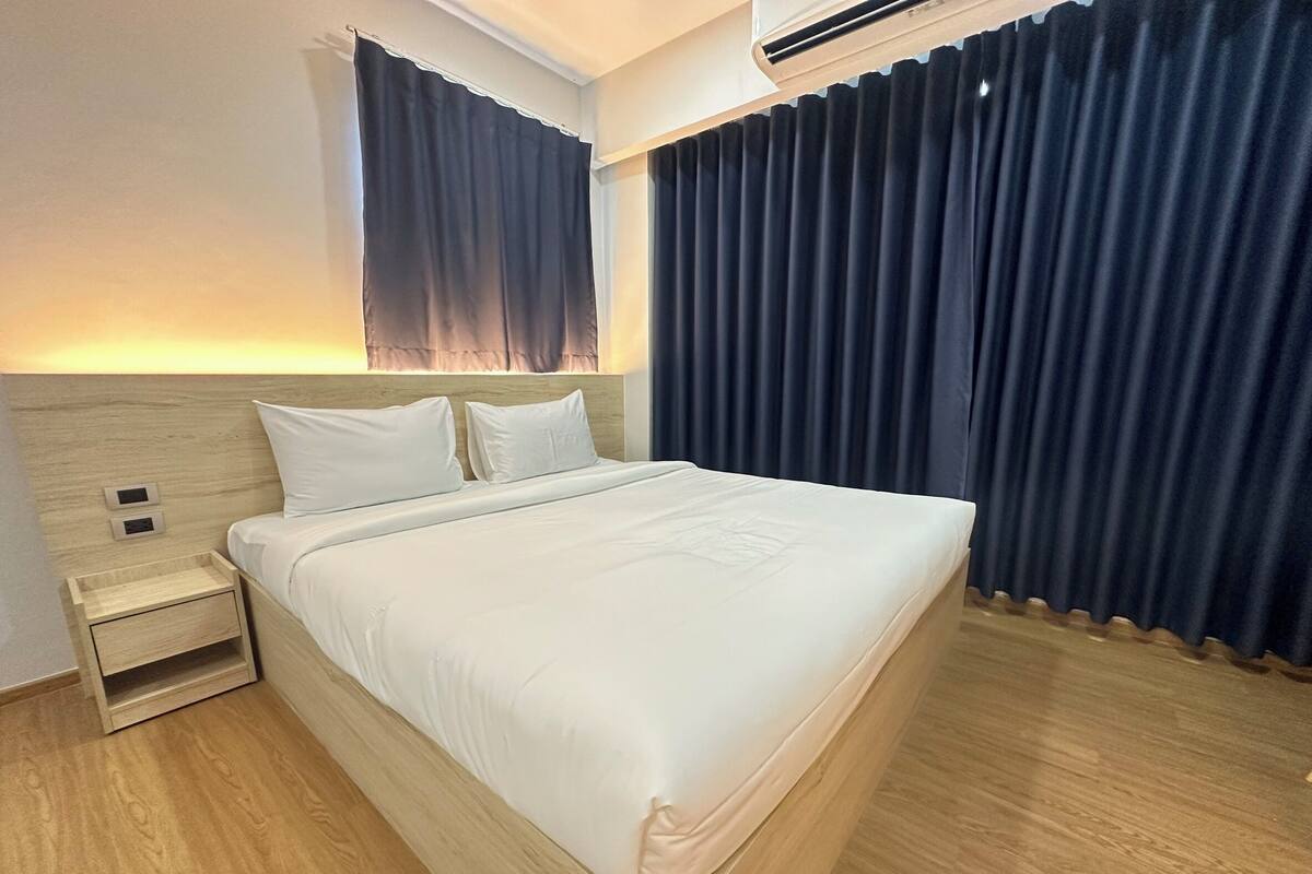 Phòng Deluxe | Phòng tắm | Buồng tắm vòi sen, vòi sen phun mưa, máy sấy tóc, khăn tắm 
