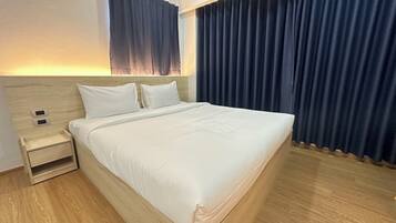 Deluxe Room | Bathroom | Shower, rainfall showerhead, hair dryer, towels