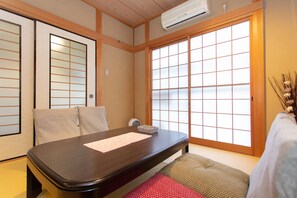 Villa tradicional | 4 dormitorios, sistema de insonorización, wifi gratis y ropa de cama