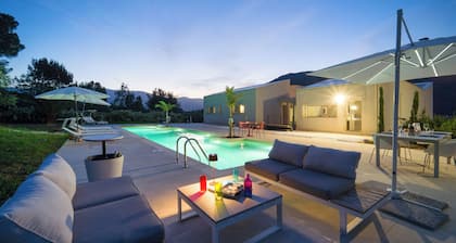 Luxurious villa, 2 pools, SPA and fitness area