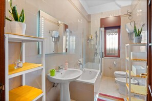 Dusche, Haartrockner, Bidet, Handtücher