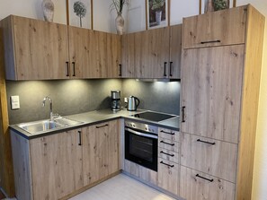 Frigorífico, horno, placa de cocina y lavavajillas