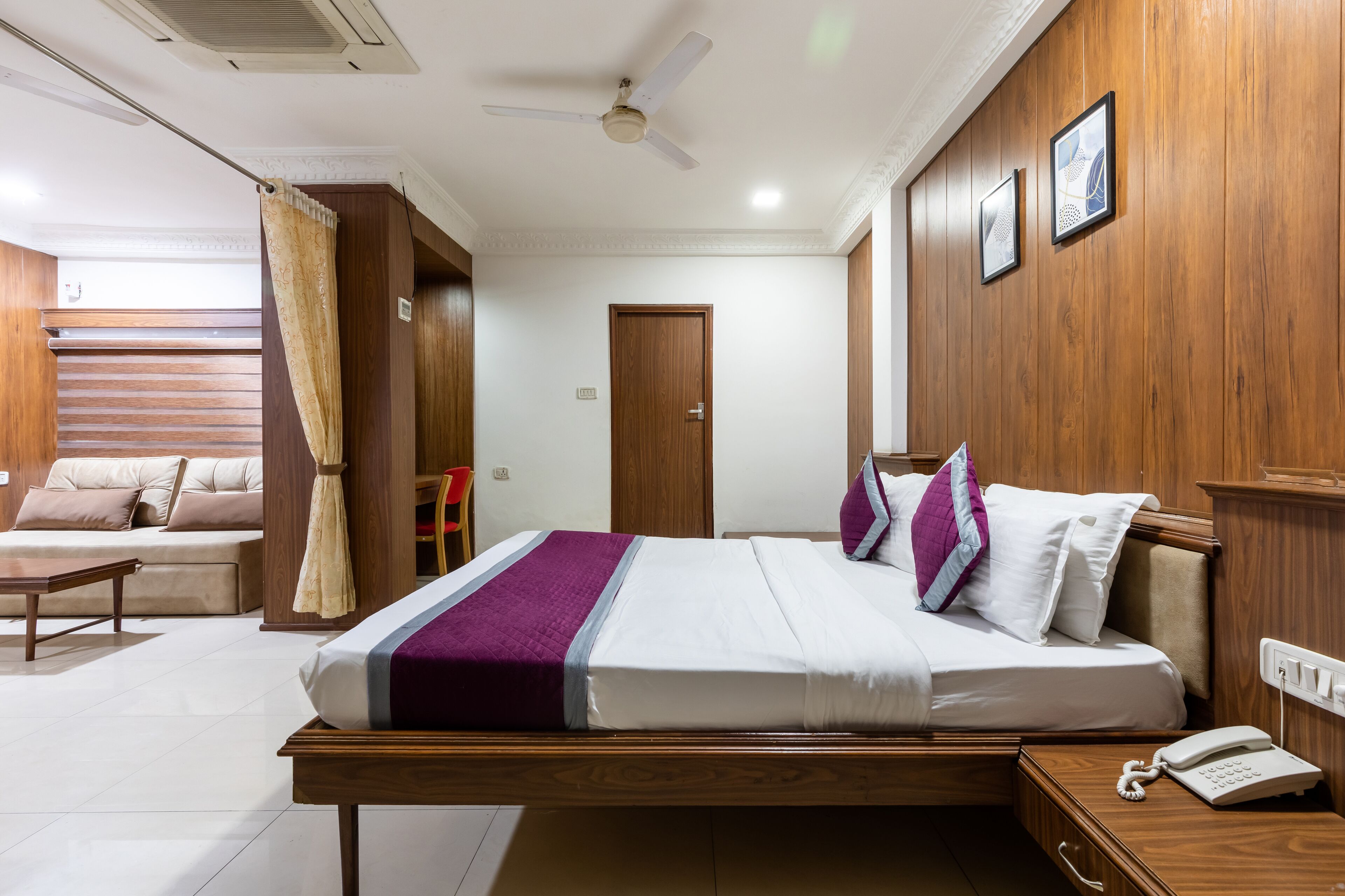 Ein Hotelzimmer mit Bett, Nachttisch und Telefon.