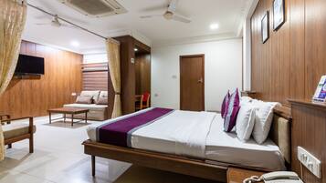 ملاءات من القطن المصري وأغطية فراش متميزة ومكتب وأسرّة قابلة للطي