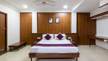 ملاءات من القطن المصري وأغطية فراش متميزة ومكتب وأسرّة قابلة للطي