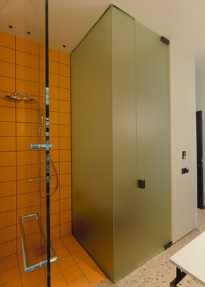 Habitación Deluxe | Baño | Artículos de higiene personal gratuitos, secador de pelo y zapatillas