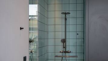 Quarto casal superior | Banheiro | Produtos de toalete grátis, secador de cabelo, chinelos