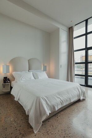 Superior Room (Wheelchair Accessible) | خزنة داخل الغرفة وطراز فريد لكل وحدة وتجهيزات عازلة للصوت ومكواة/لوح كي