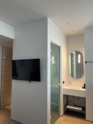 City Double Room | In-room safe, individually furnished, soundproofing, iron/ironing board - PlexiSpace (Athens)