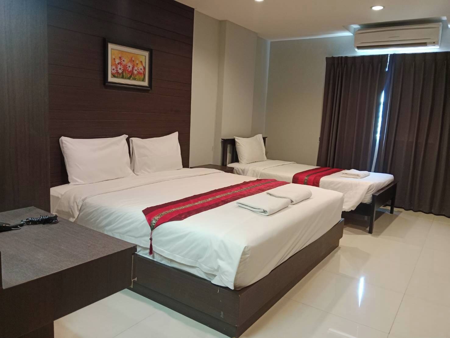 Superior Triple Room | Desk, free WiFi, bed sheets