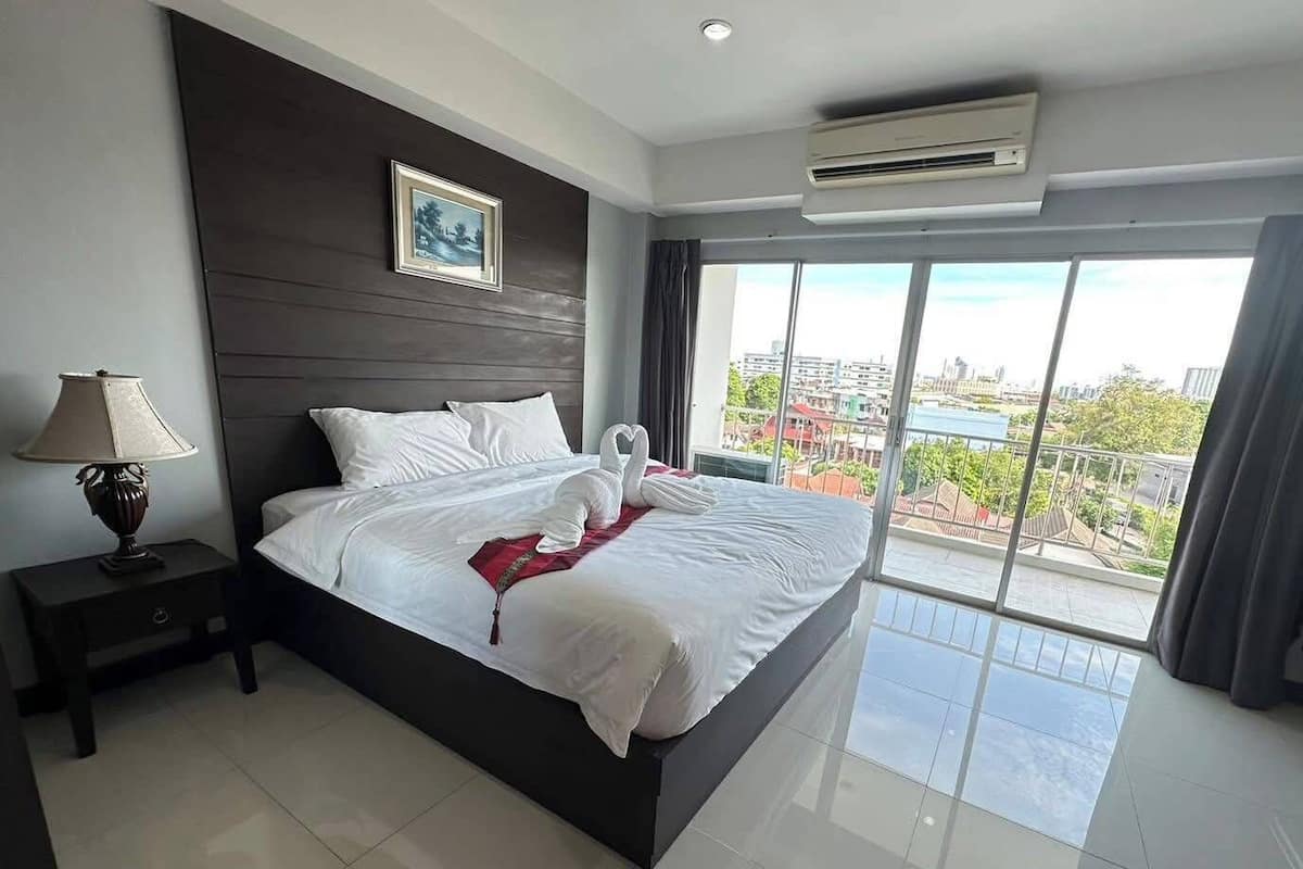 Deluxe Double Room | Desk, free WiFi, bed sheets