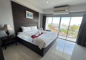 Deluxe Double Room | Desk, free WiFi, bed sheets