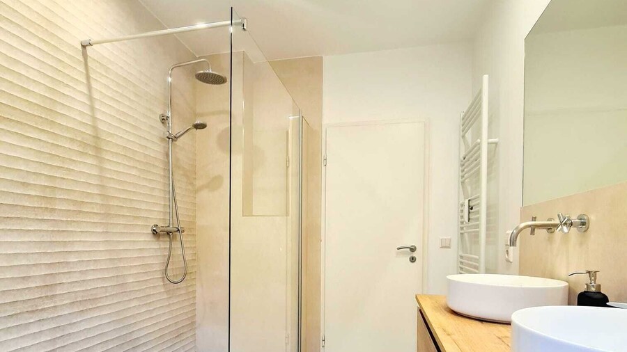 New Large 2 bedrooms with Parking