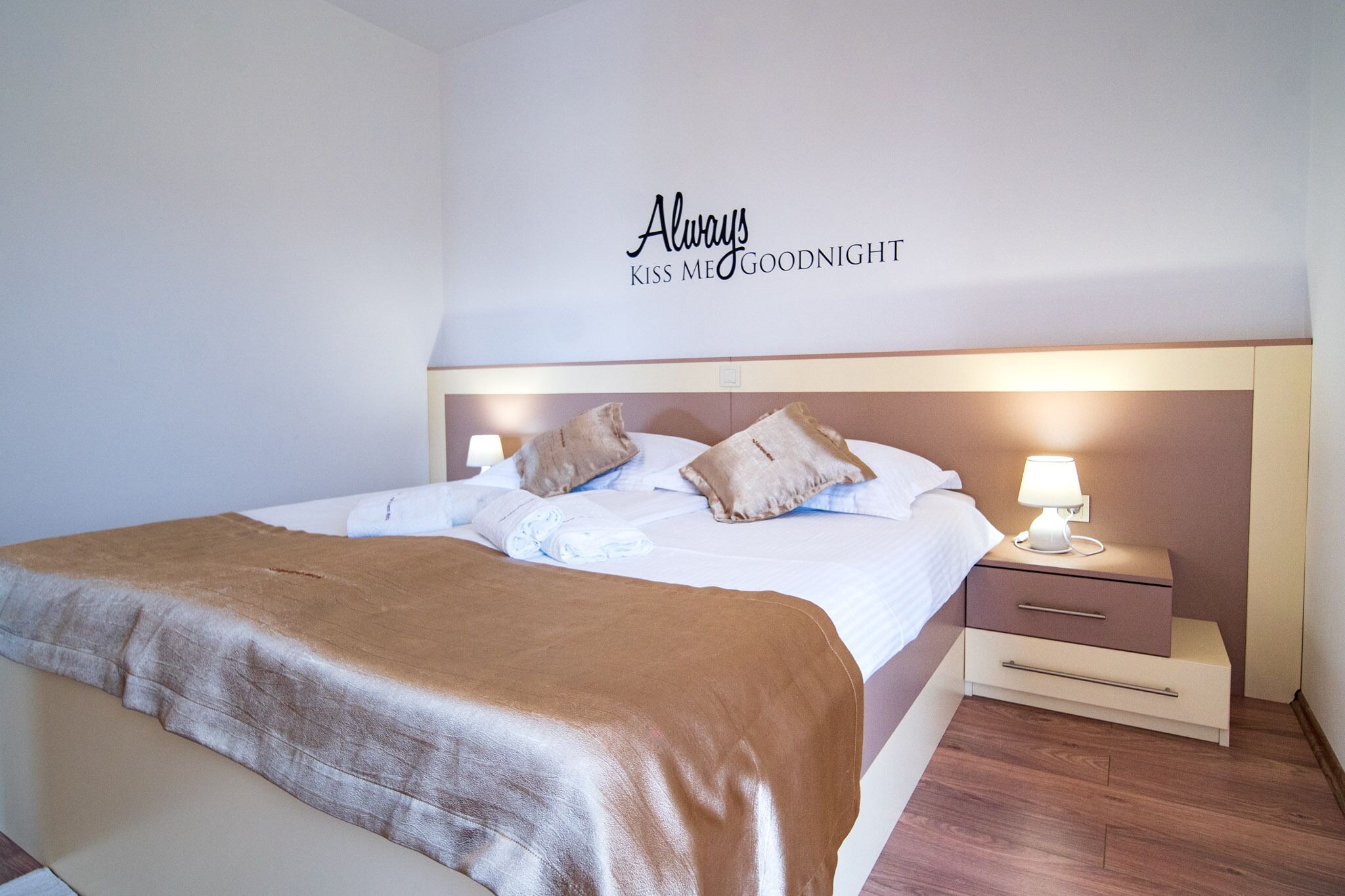 2 chambres, coffres-forts dans les chambres, lit parapluie