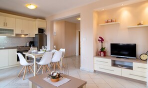 KĂŒhlschrank, Mikrowelle, Ofen, Herdplatte