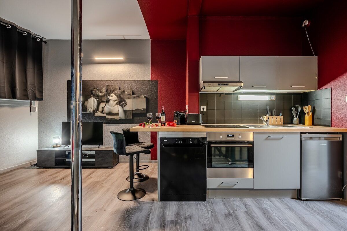 Fridge, oven, stovetop, dishwasher