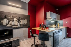 Jääkaappi, uuni, liesi, astianpesukone