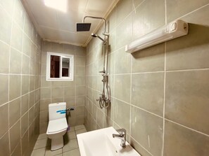 Familienapartment, 2 Schlafzimmer | Badezimmer | Regendusche, Haartrockner, Bademäntel, Bidet