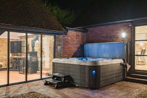 Terrace/patio - The Willows - a holiday let by Bloom Stays that sleeps 8 guests in 4 bedrooms (Ash)