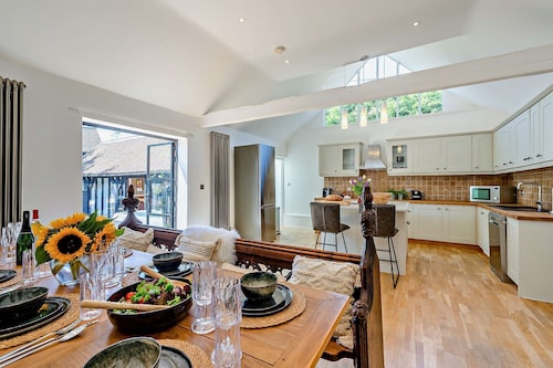 The Willows -  a holiday let by Bloom Stays that sleeps 8 guests  in 4 bedrooms