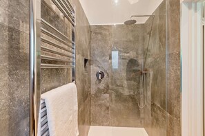 Een douche, een haardroger, handdoeken