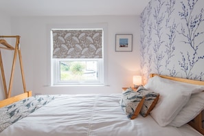 2 bedrooms, iron/ironing board, WiFi, bed sheets - Samphire Cottage by Bloom Stays - sleeps 4 in 2 bedrooms (Broadstairs)