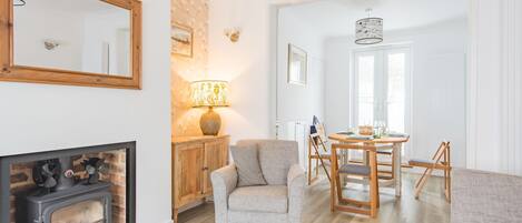 Télévision, cheminée, lecteur de DVD, livres