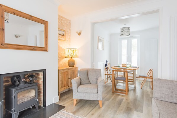 TV, fireplace, DVD player, books - Samphire Cottage by Bloom Stays - sleeps 4 in 2 bedrooms (Broadstairs)