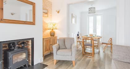Samphire Cottage by Bloom Stays - sleeps 4 in 2 bedrooms
