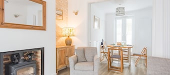 Samphire Cottage by Bloom Stays - sleeps 4 in 2 bedrooms