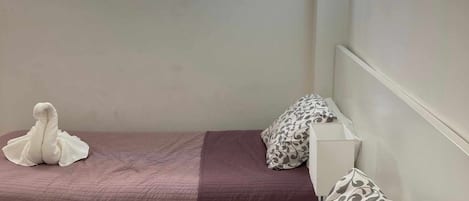 1 quarto, ferros/tábuas de passar roupa, berço de viagem