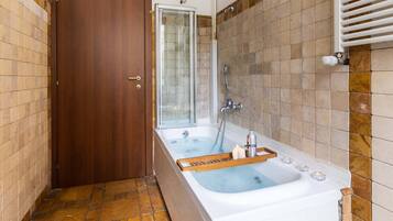 Sèche-cheveux, serviettes fournies