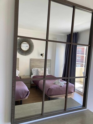 1 habitación, tabla de planchar con plancha y cuna de viaje 