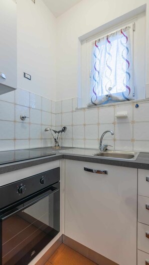 Refrigerador, microondas, horno, utensilios de cocina